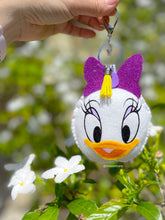 Load image into Gallery viewer, Daisy flower | Keychain