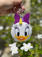 Load image into Gallery viewer, Daisy flower | Keychain